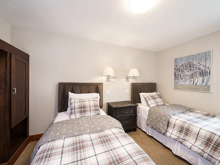 492 E Lionshead Cir #403 — Photo 8