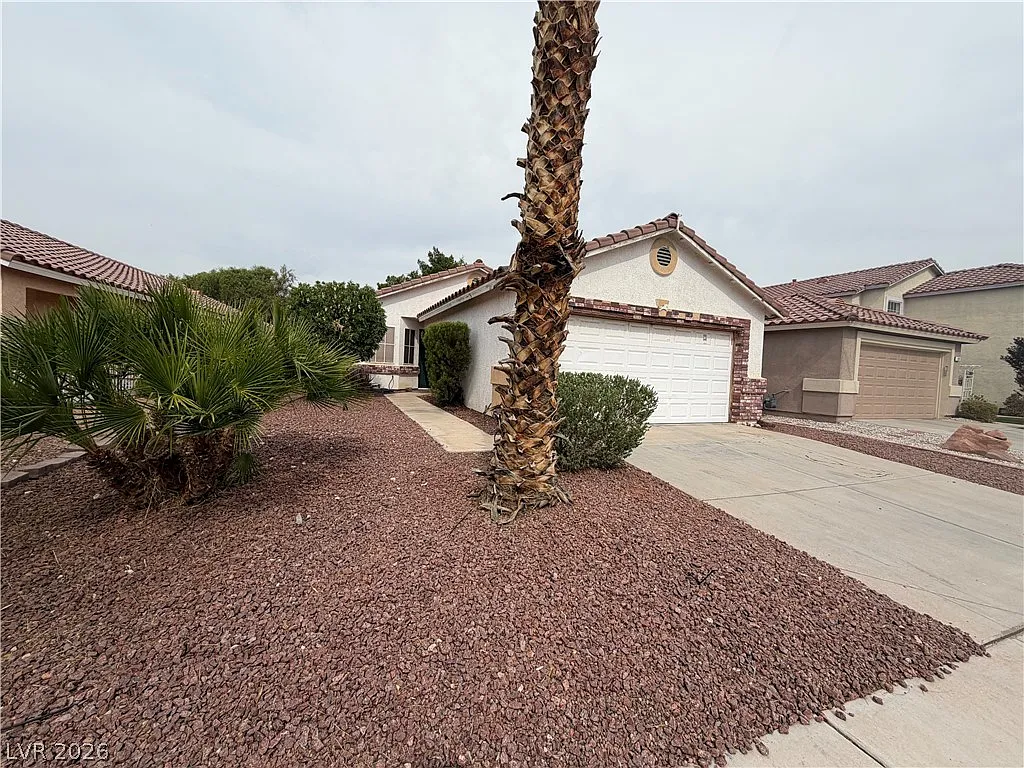 3 bed, 2.0 bath, 1211 sqft, $1,900 — Photo 2