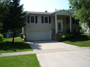 590 Macarthur Dr, Buffalo Grove, IL 60089