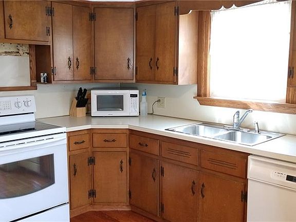 3rd image of 93 Renwick Dr