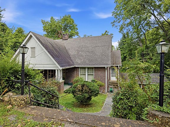 3rd image of 706 Mount Vernon Cir