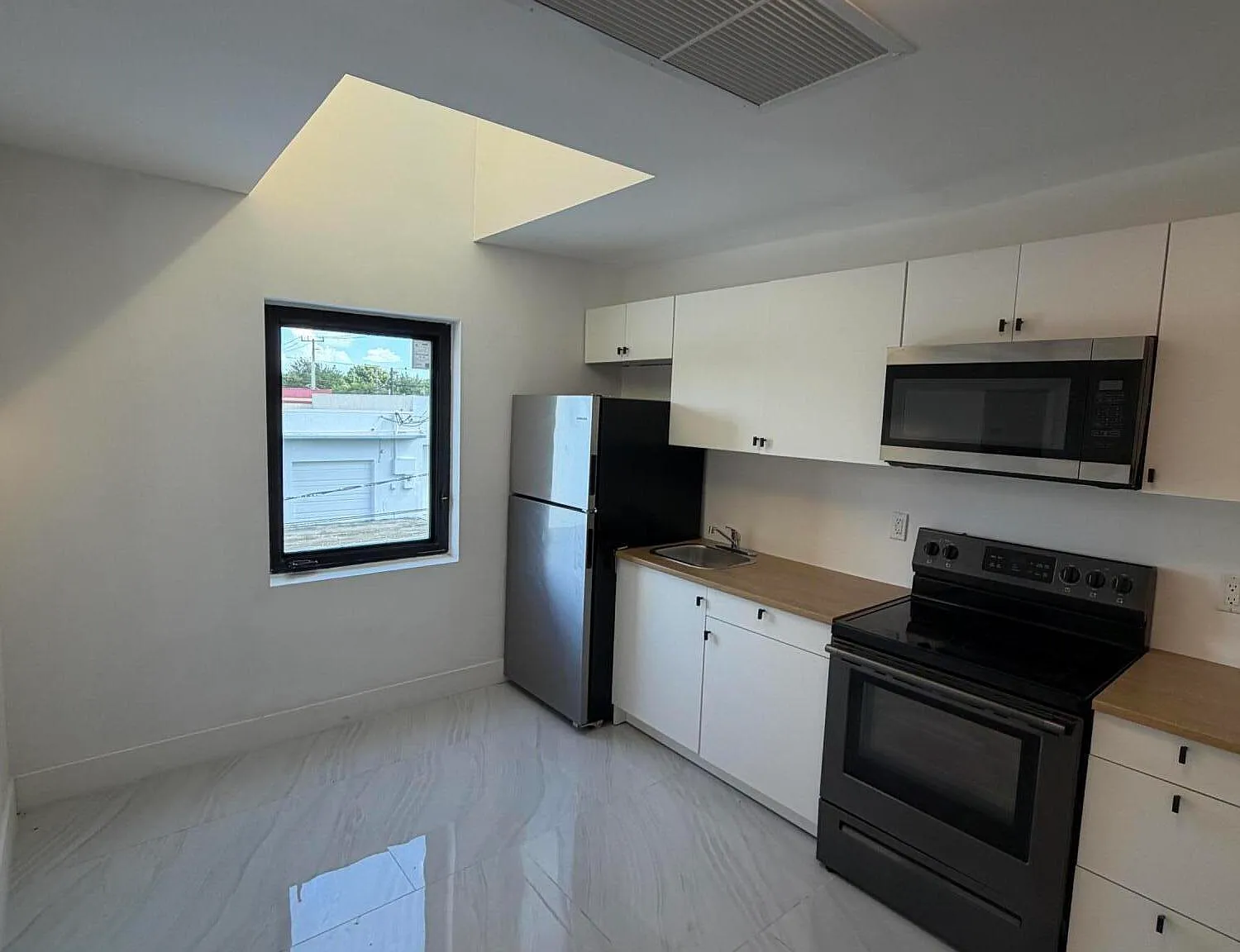 2 bed, 1.0 bath, 749 sqft, $2,400 — Photo 2