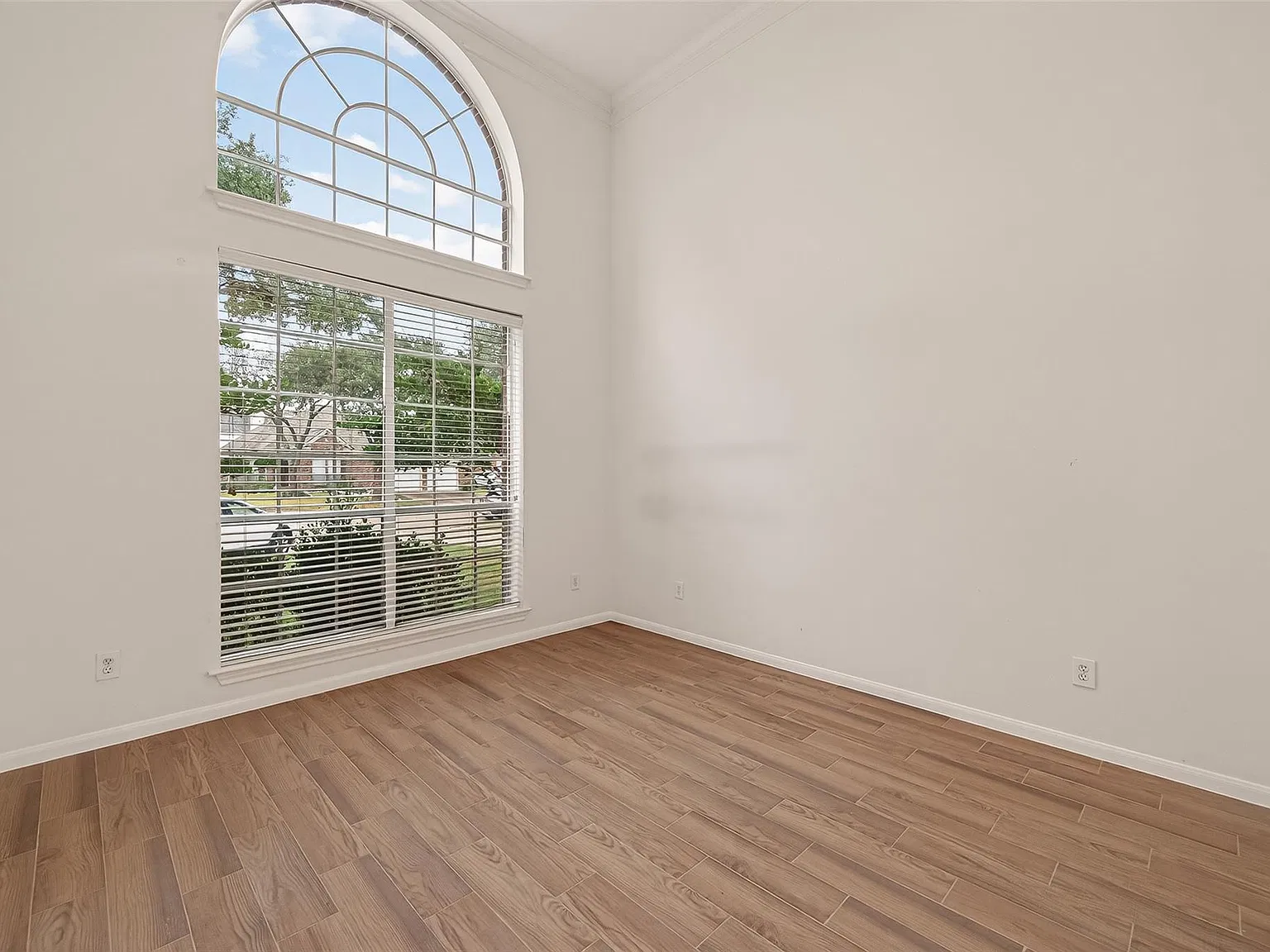 4 bed, 2.5 bath, 2460 sqft, $2,400 — Photo 3