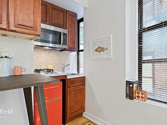 4th image of 300 8th Ave APT 4G