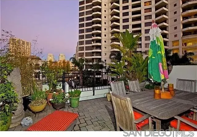 744 W Harbor Dr — Photo 9