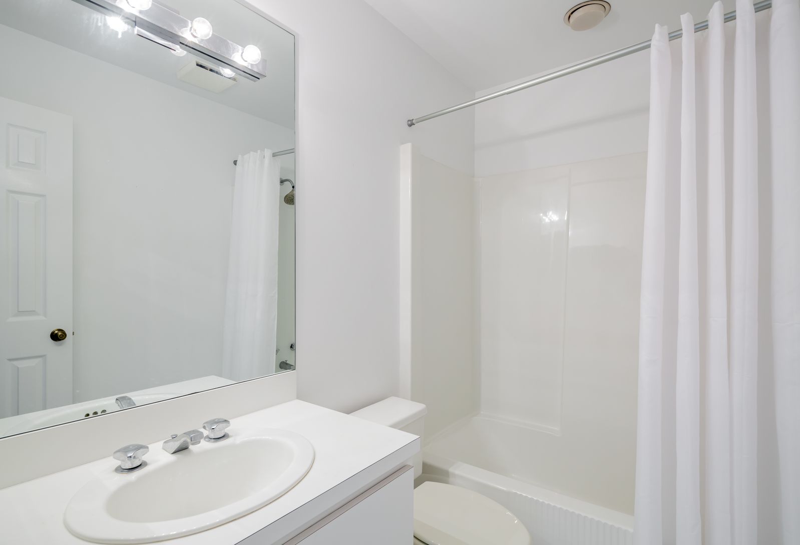 Upstairs guest en suite bathroom