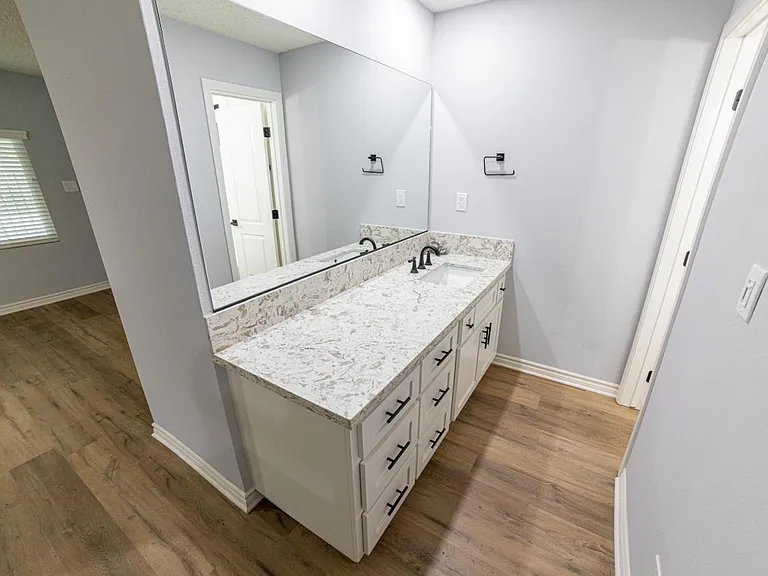 Stratford Apartments — Photo 13