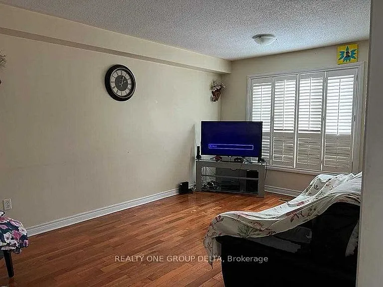 24 Arborview Cres #UPPER — Photo 3