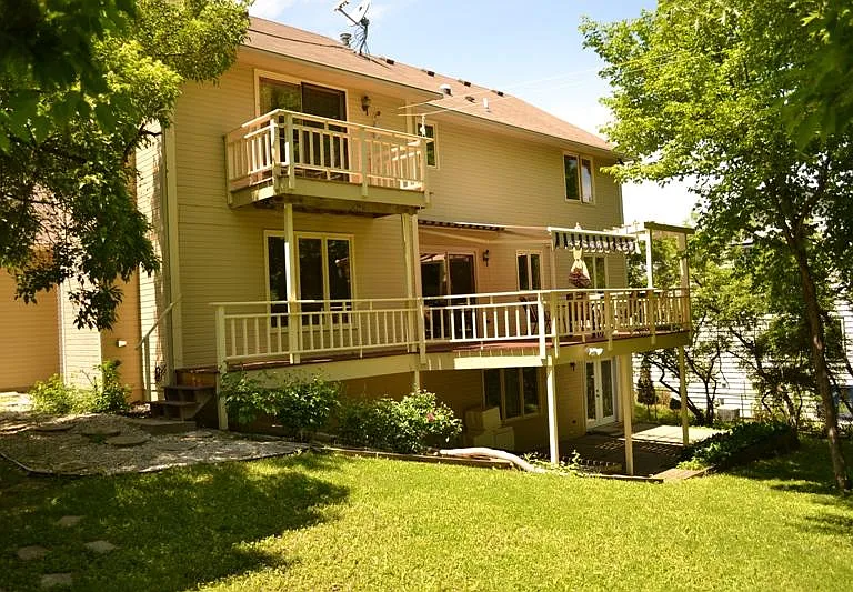 430 Zinnia Ln N — Photo 2