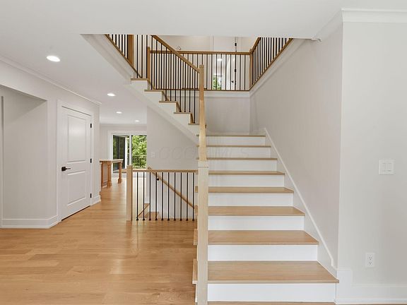 5th image of 652 Lookout Ridge Dr