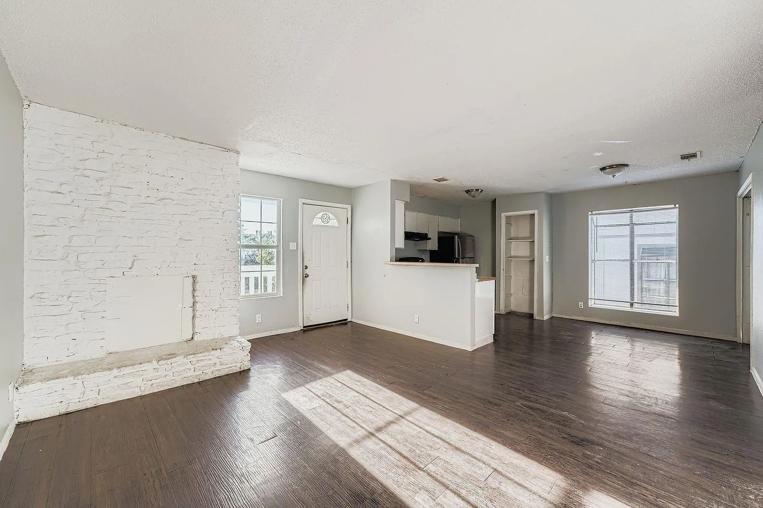 2 bed, 1.0 bath, 780 sqft, $995 — Photo 2