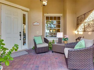 2140 N Maiden Ln — Photo 9