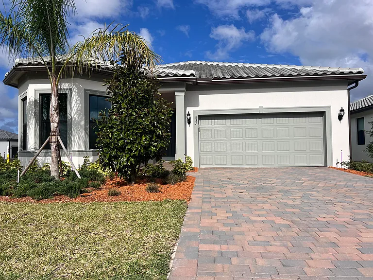 837 SE Courances Dr — Photo 1