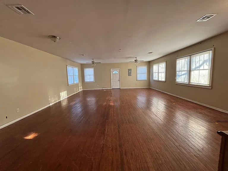 304 Carmel Dr — Photo 3