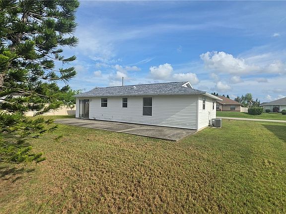 4th image of 419 SE 15th St