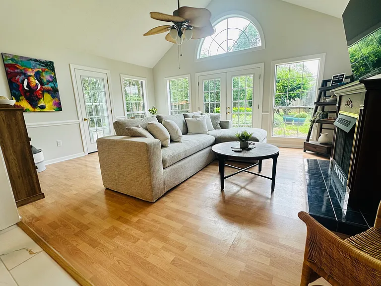 313 Browning Ave — Photo 4