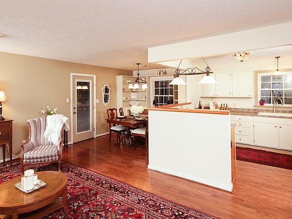 3rd image of 207 Fleetwood Dr