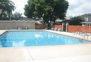 2nd image of 1527 Quaker Ln #D