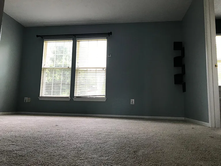 1110 Oakland Ct — Photo 2
