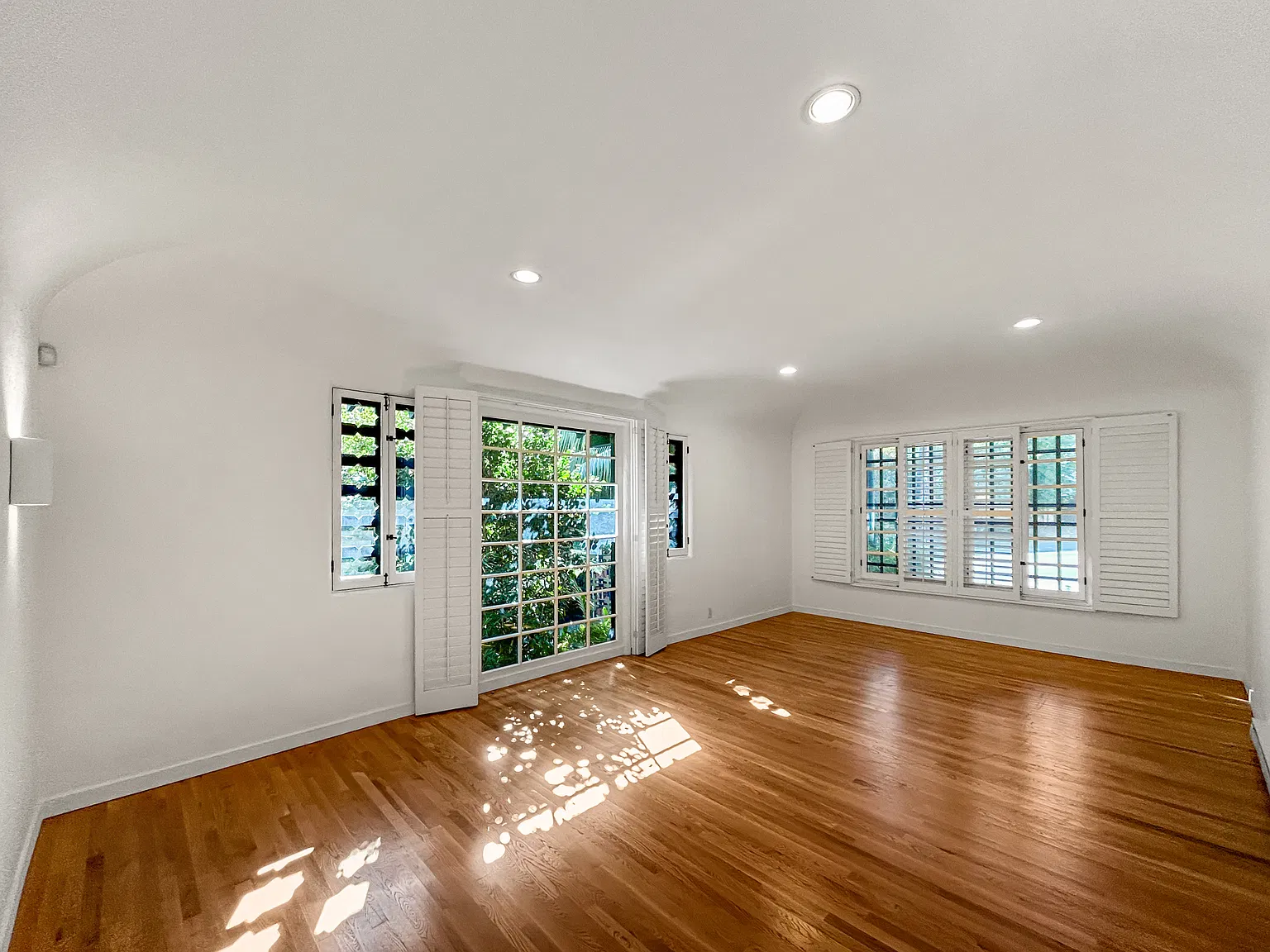1 bed, 1050 sqft, $4,045 — Photo 3