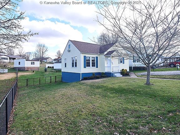 3rd image of 904 Meadow Dr