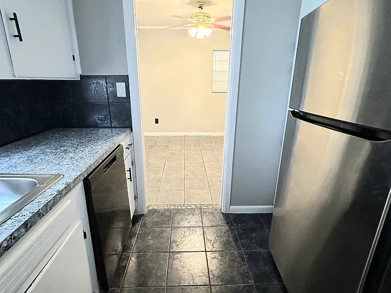 332 Bay St — Photo 13