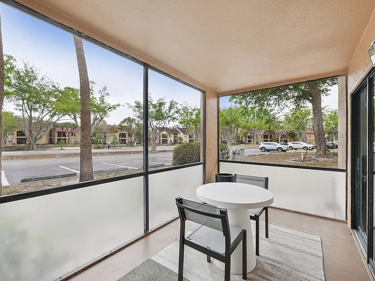 Oasis Naples Apartments — Photo 33