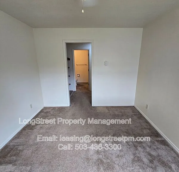 915 SW Adams Ave #11 — Photo 9