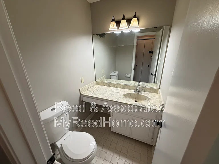 6913 Hillindale Dr — Photo 10