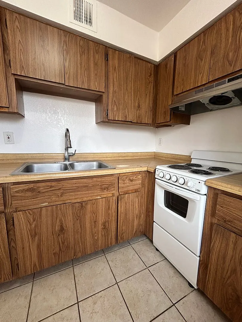 2763 N Edith Blvd — Photo 4