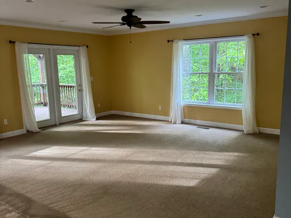 153 Hillside Dr, Swannanoa, NC 28778