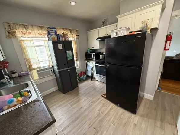912 Park Ave Floor 2, Cranston, RI 02910
