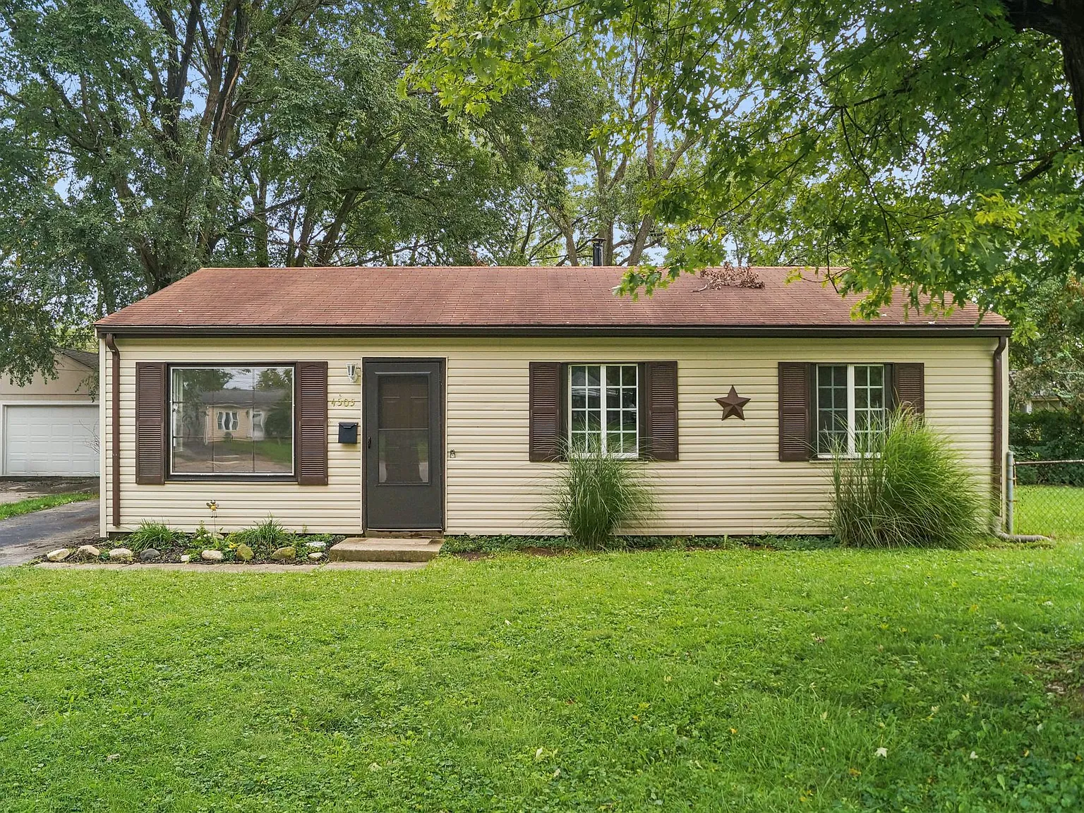 3 bed, 900 sqft, $1,800 — Photo 1