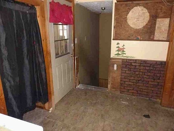 4th image of 189 E 5th St
