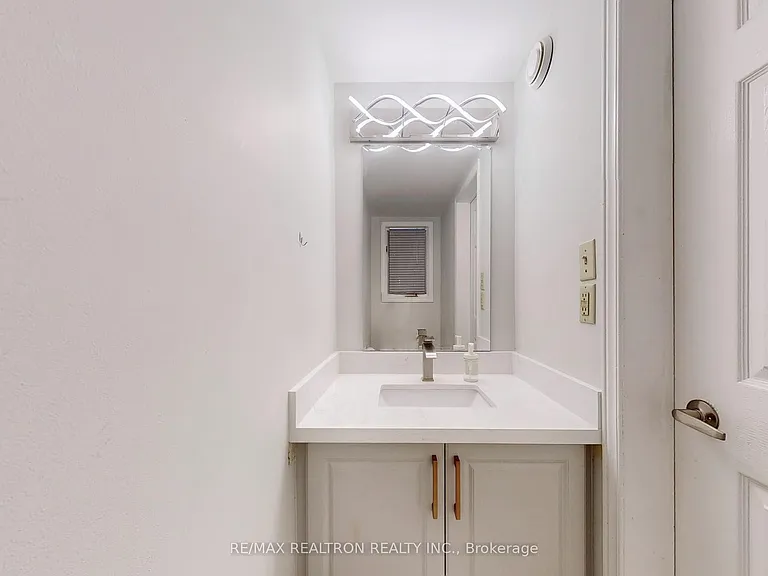 8 Estoril St #UPPER — Photo 10