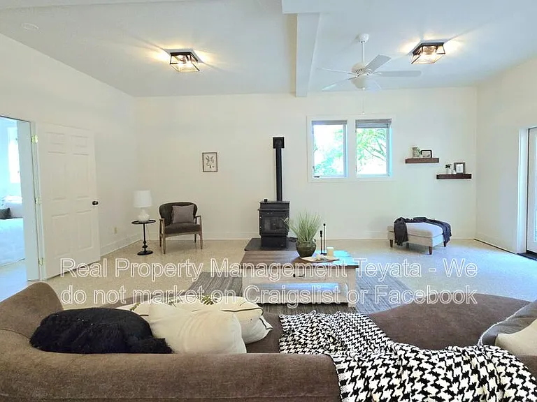 5560 Hillard Rd — Photo 9