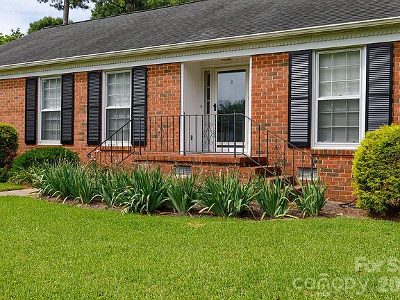 3rd image of 2057 Hempstead Rd
