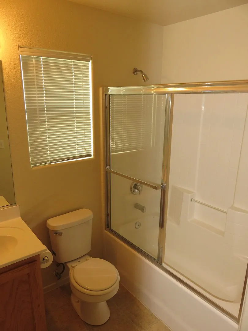 Huge family room with kitchen nicely tucked in the middle. — Photo 1