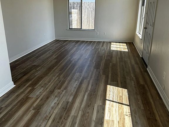 4th image of 478 Carnation Ave