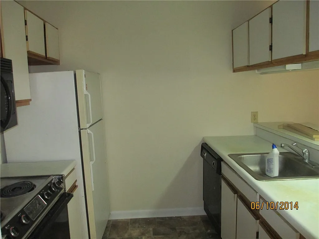 220 Elm St — Photo 4