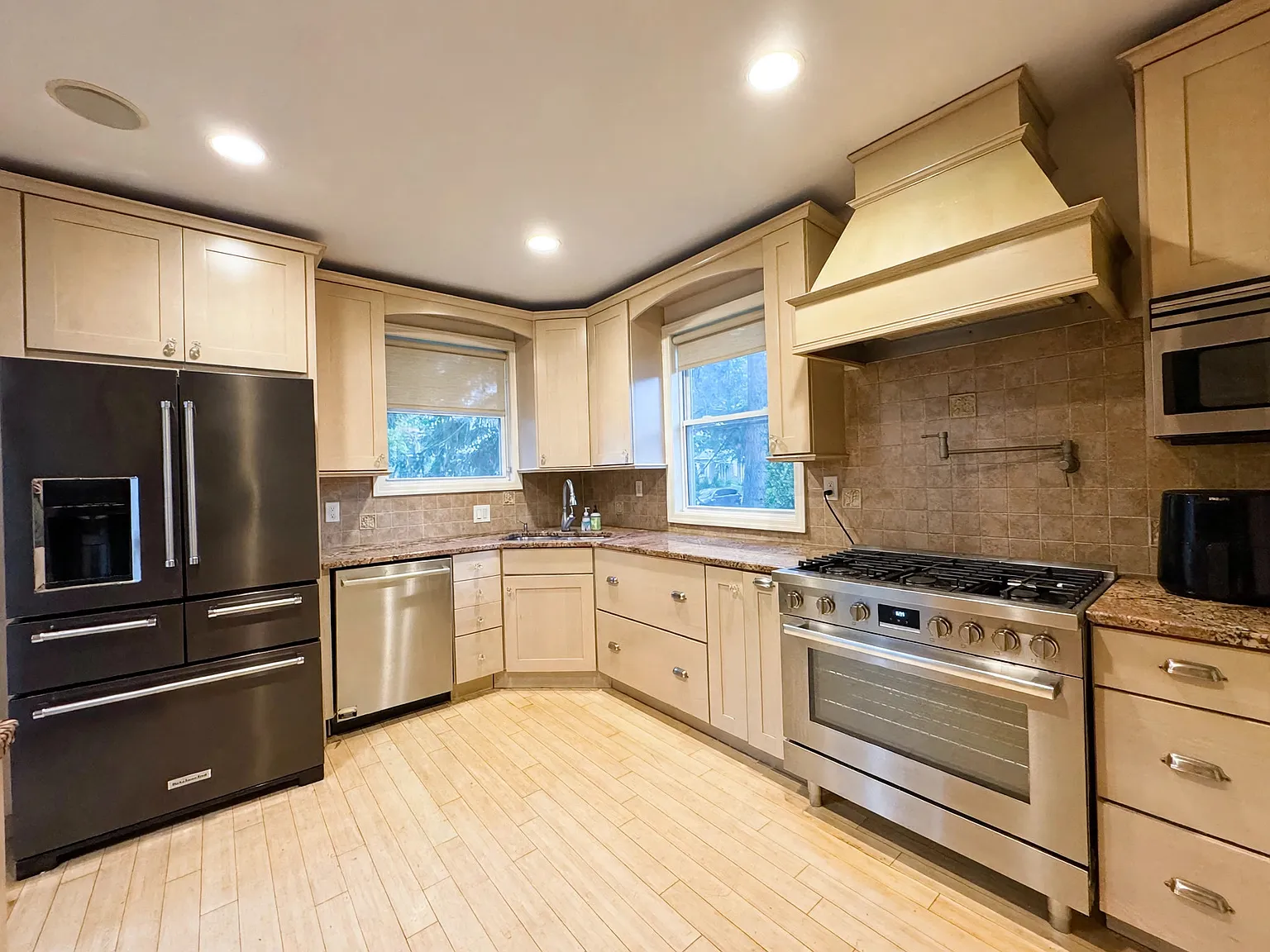2 bed, 1400 sqft, $2,600 — Photo 2