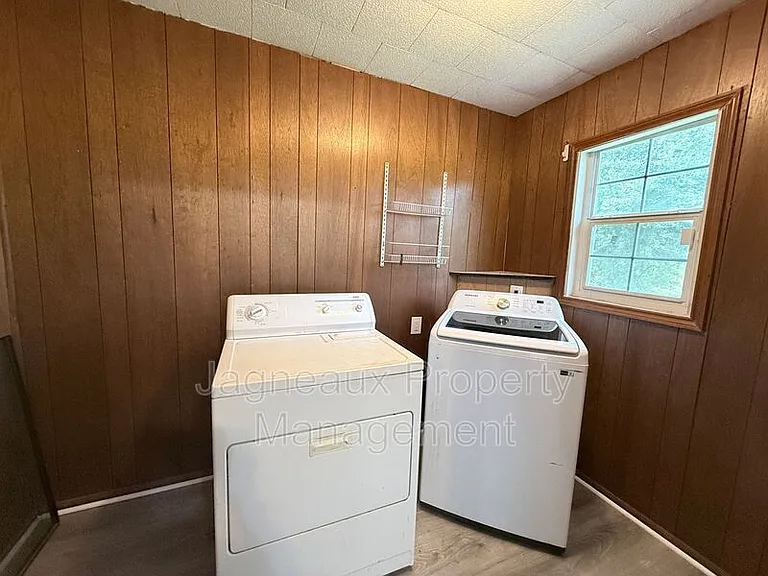 525 Magnolia St — Photo 2
