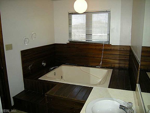 5th image of 161 Windsor Castle Dr APT D