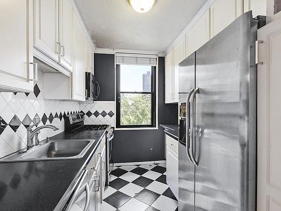 3rd image of 301 E 87th St APT 7A