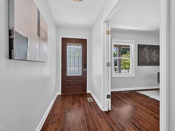 4th image of 242 Beechmont Dr