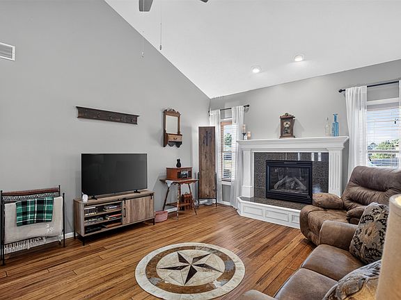 4th image of 1601 E Fallbrook St