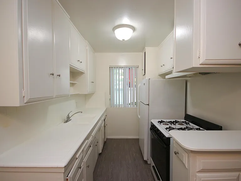 252 S Mentor Ave #5 — Photo 6