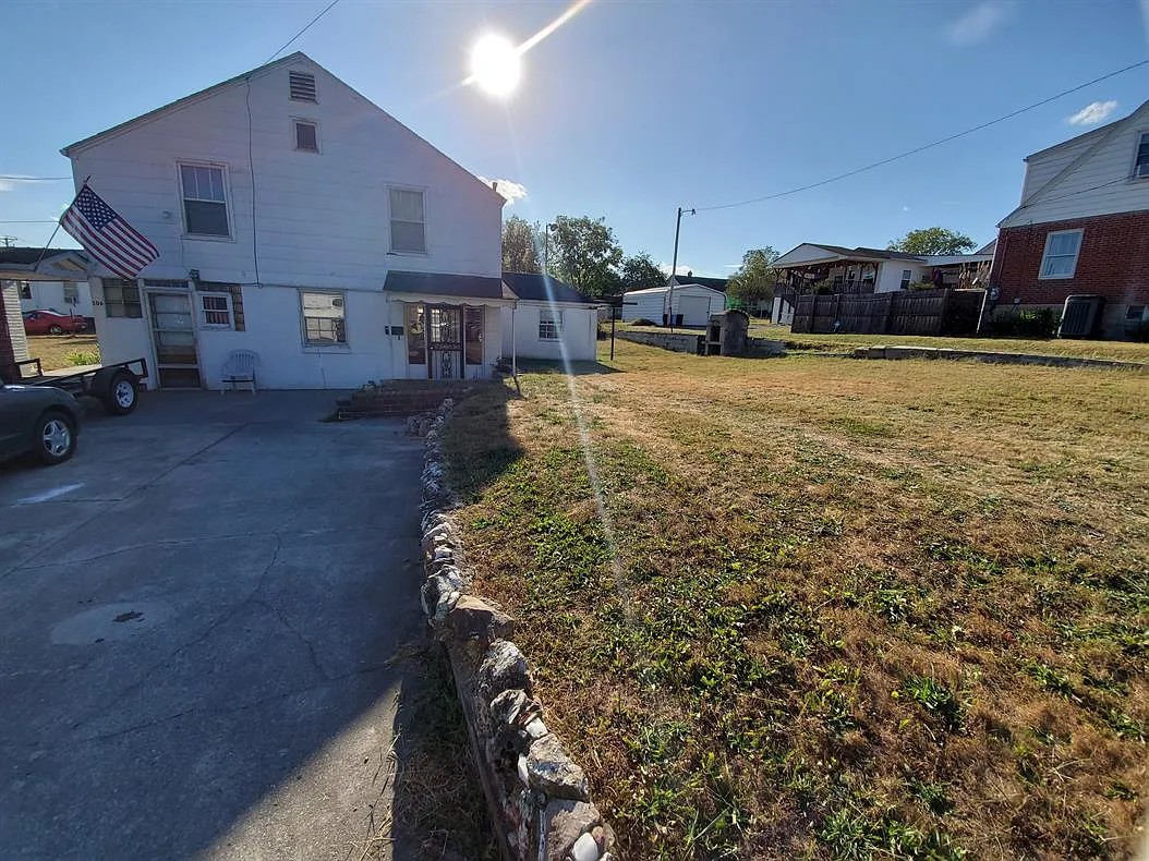 506 Bee St — Photo 1