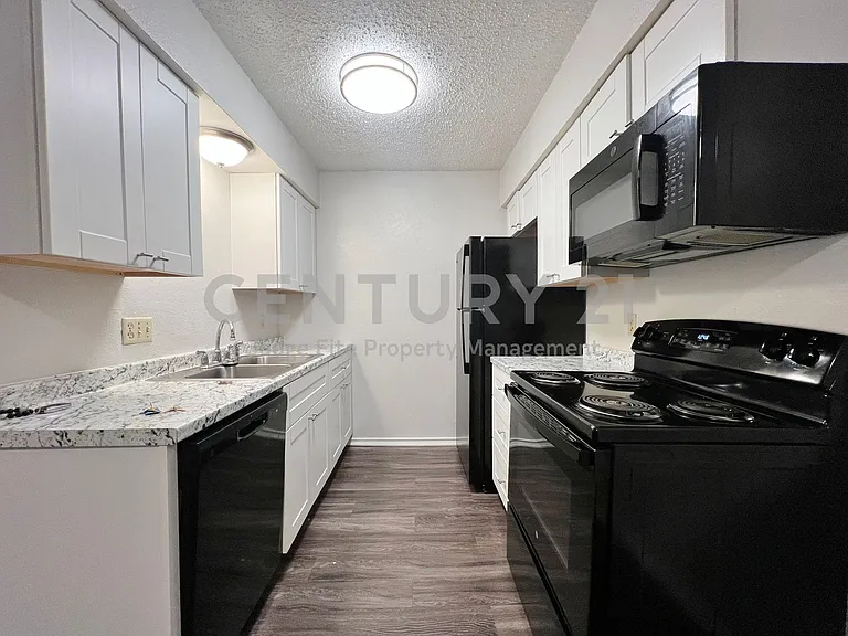 1108 N Elm St #10 — Photo 12