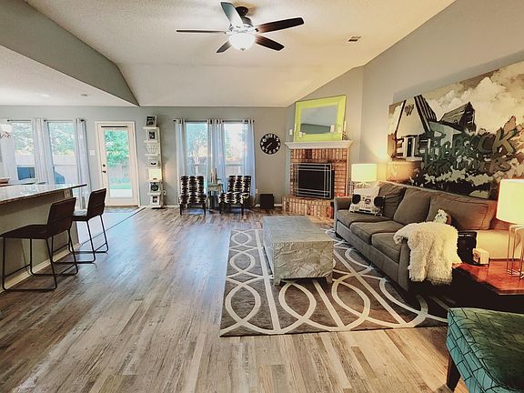 3rd image of 200 Yosemite Dr